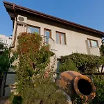 Къща за гости вила елфи 2*